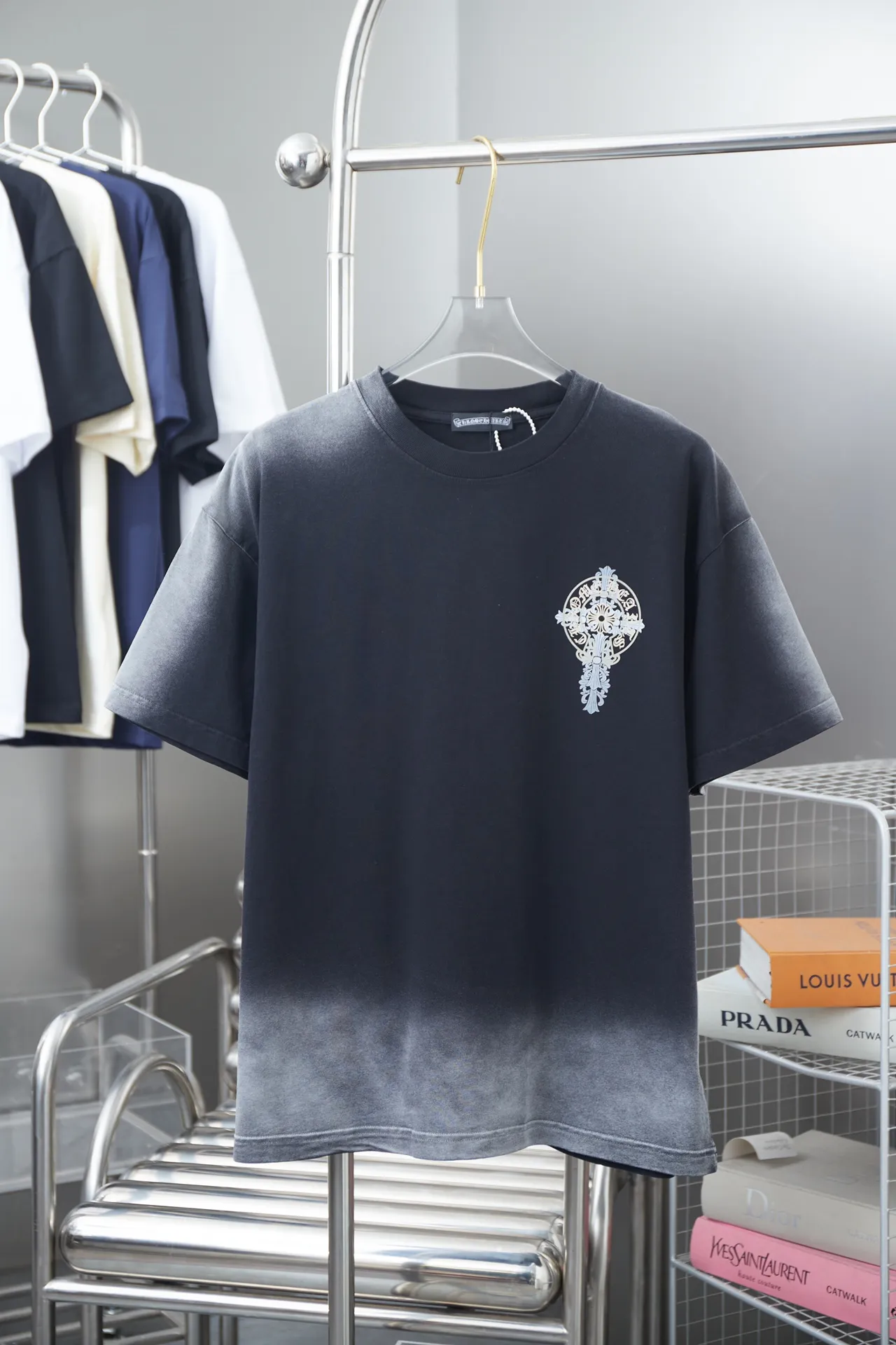 🅿️210 Chrome Hearte CH 25SS early spring new style Cross printed short sleeves Light luxury A must-have item for daily commuting for men and women Correct version Welcome to compare Detailed features · 280g 100% pure cotton double yarn jersey fabric · Special thickened 32 pieces of double-strand 1X1 thread in the same vat · Digital direct injection Chrome Heart cross pattern printing. Ready-made garments are dyed and then faded and fried with snowflakes. Then wash to make it look old. General washing improves the effect · Double-needle stitching across seams · Original main mark, washed tag, branded moisture-proof paper packaging Color: black/green/blue Size: S/M/L/XL